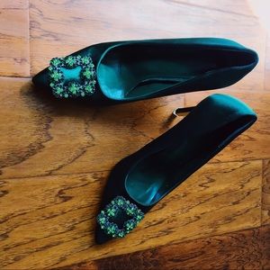 Emerald green satin pump label: 39. Fits like 7.5